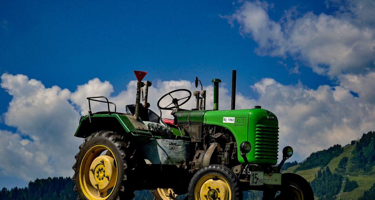 Avec son fils de 10 ans, ivre, il célèbre l'achat de son nouveau tracteur... en défonçant la vitrine d'un bar PMU