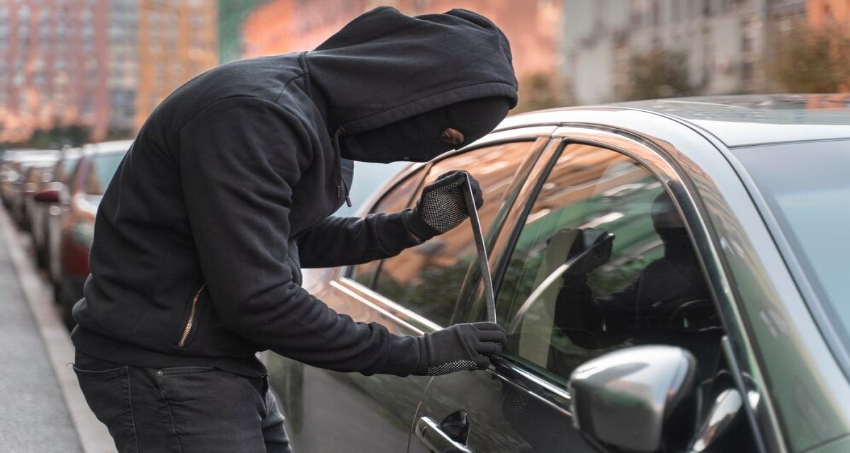 À quelques heures d'intervalle : ils volent une voiture la nuit... et se font arrêter en plein jour