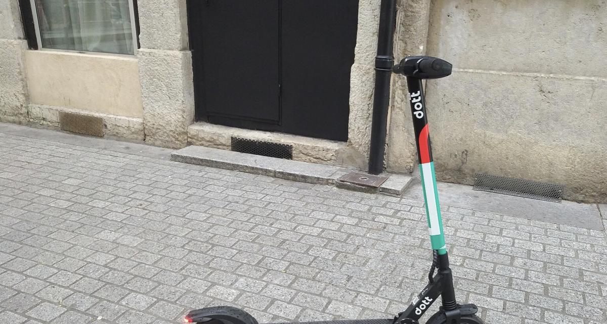 À 70 km/h en trottinette, il transporte une impressionnante cargaison de drogue