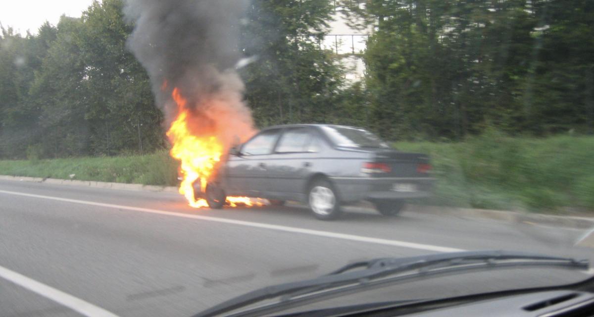 En panne d'essence, il laisse sa voiture sur le bas-côté... et la retrouve incendiée