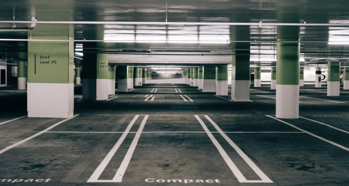 Coincée plus de deux ans dans un parking automatique, sa camionnette lui coûte 47 000 euros