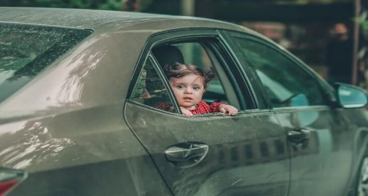 Quel est l'âge recommandé pour installer bébé face à la route ?