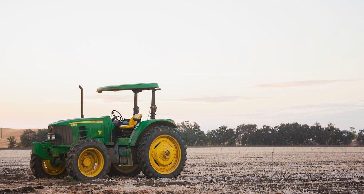 Peut-on dépasser un tracteur en mordant la ligne continue ? Voici la réponse