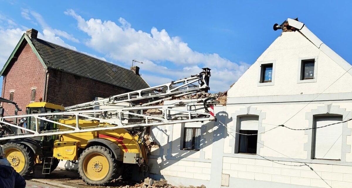 Ils prenaient leur petit-déj quand un tracteur a défoncé leur maison !