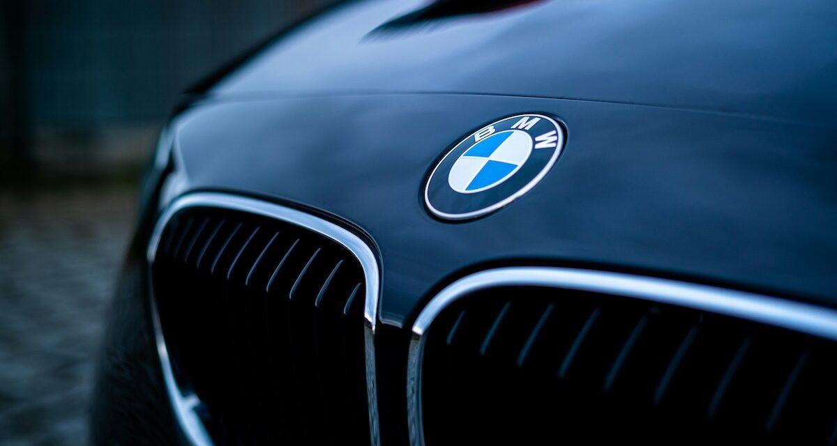 Un garde-champêtre découvre un arsenal de guerre et un butin toxique dans une BMW abandonnée