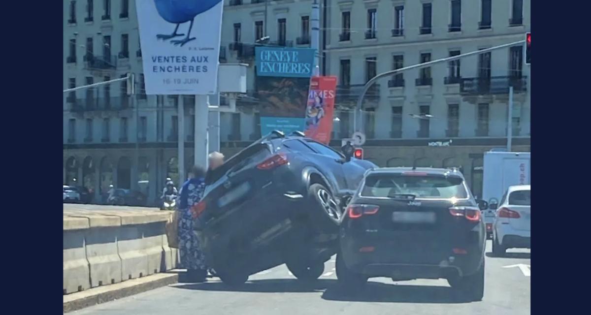 Une voiture finit sa roue avant droite sur le capot d'une autre... en plein centre ville