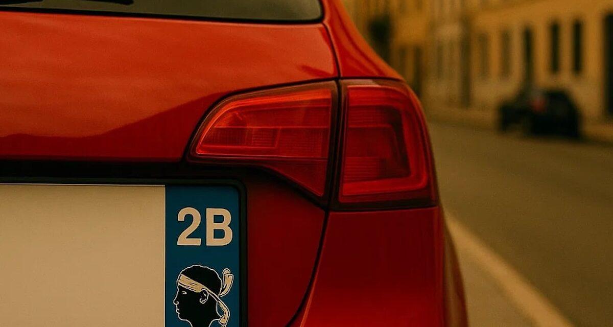 Elle reçoit une amende de 135 euros pour un autocollant de la Corse sur sa plaque d'immatriculation