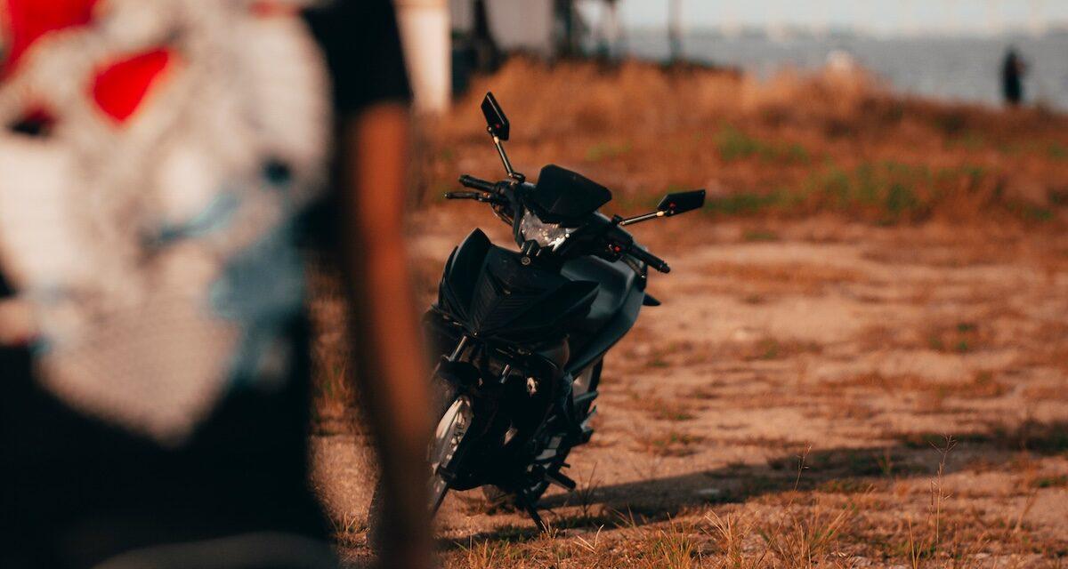 Il fuit la police en moto... et tente de se cacher dans le Kangoo de son oncle avec sa bécane