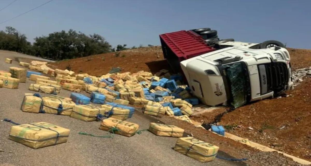 Un camion se renverse, la route dévoile un trafic de drogue à grande échelle