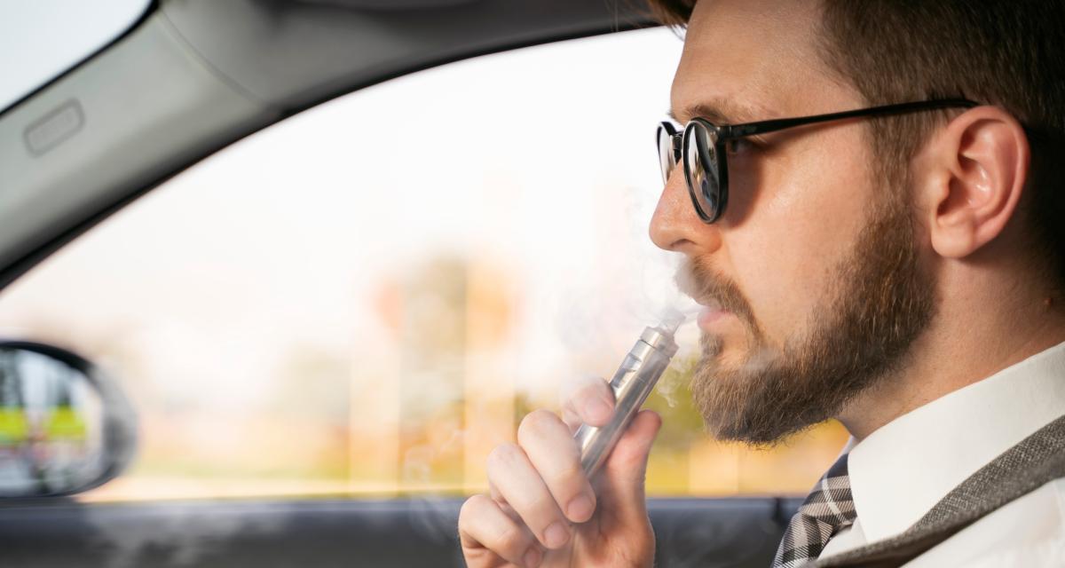 Vapoter au volant : ce que dit la loi en 2025
