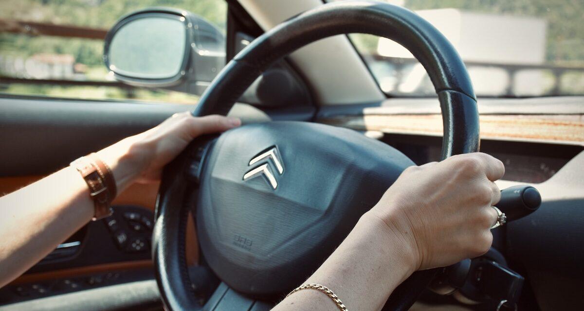 Elle colle un autocollant sur sa voiture... et arrondit ses fins de mois sans effort