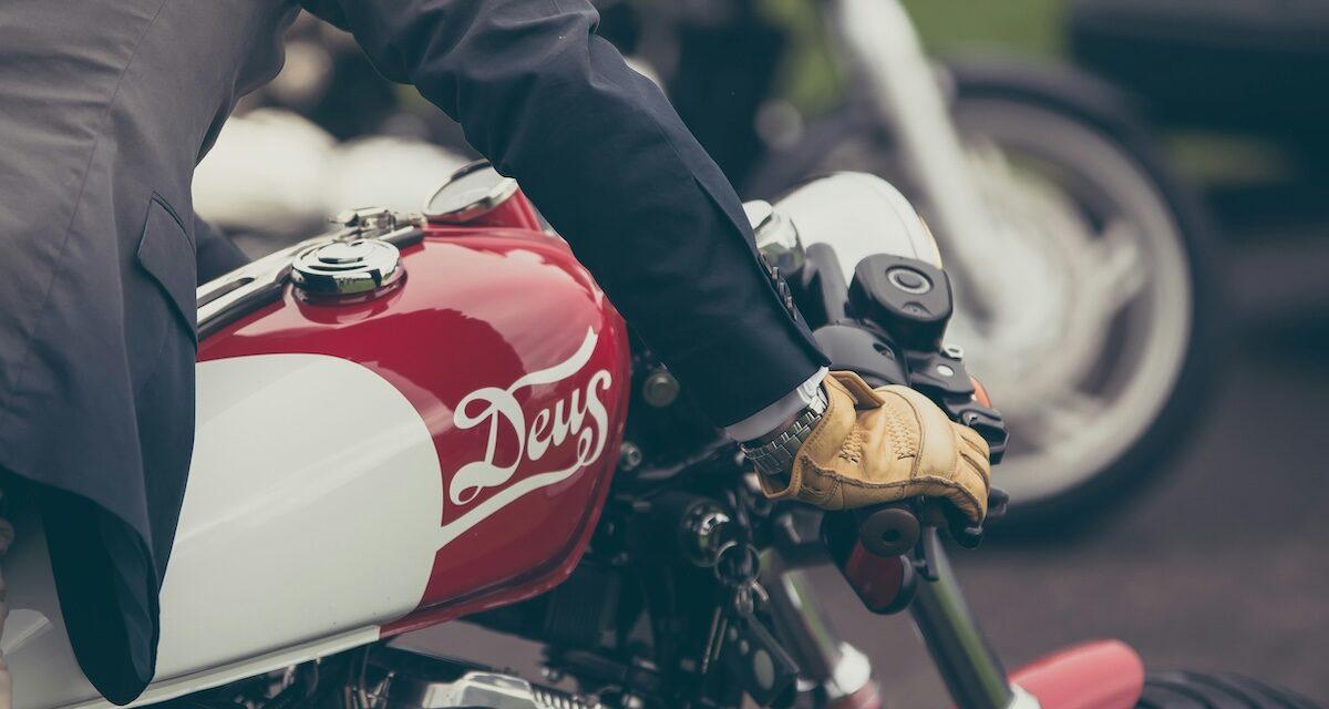 Un influenceur moto prend la pose avec les gendarmes... ce sont eux qui finiront par découvrir qu'il cache une fraude à un 1M ¬