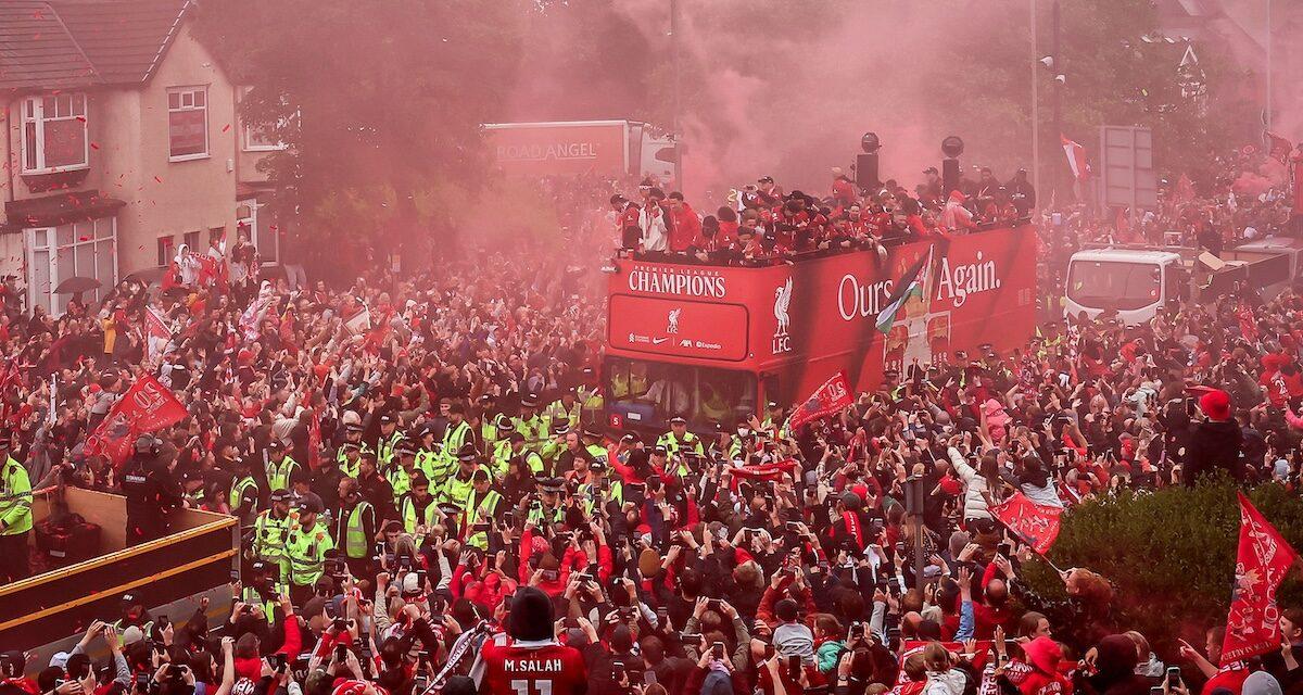 Les célébrations virent au cauchemar à Liverpool : une voiture sème la panique au coeur de la parade (vidéo)