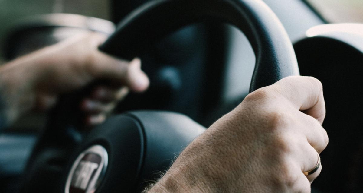 Les gendarmes trouvent un véhicule au bord de la route, l'homme à l'intérieur avait de multiples objets volés sur lui