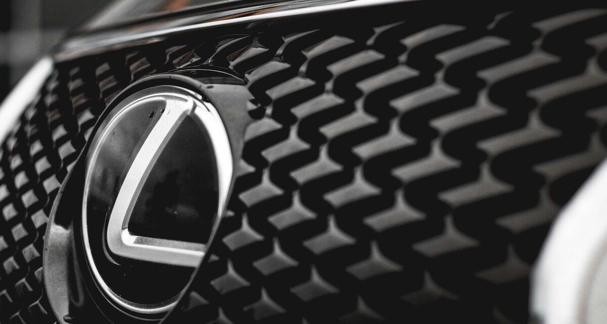 Addiction au luxe : il loue une Lexus et ne la rend jamais, le propriétaire envoie un commando bien armé pour la reprendre