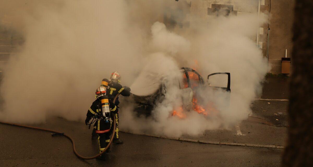 Incendie mystérieux chez Mercedes : sept voitures réduites en cendres, la vengeance comme mobile présumé