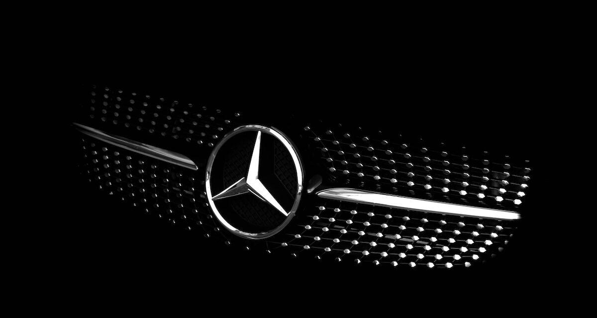 Expatrié dans un grand club européen, un ex-joueur de Ligue 1 est surpris au volant d'une Mercedes volée, son ami s'en prend aux policiers