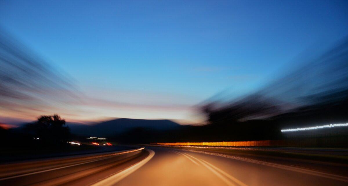 Un passager ouvre la portière et se jette sur l'autoroute après une dispute avec sa compagne au volant, alors que la voiture filait à toute vitesse