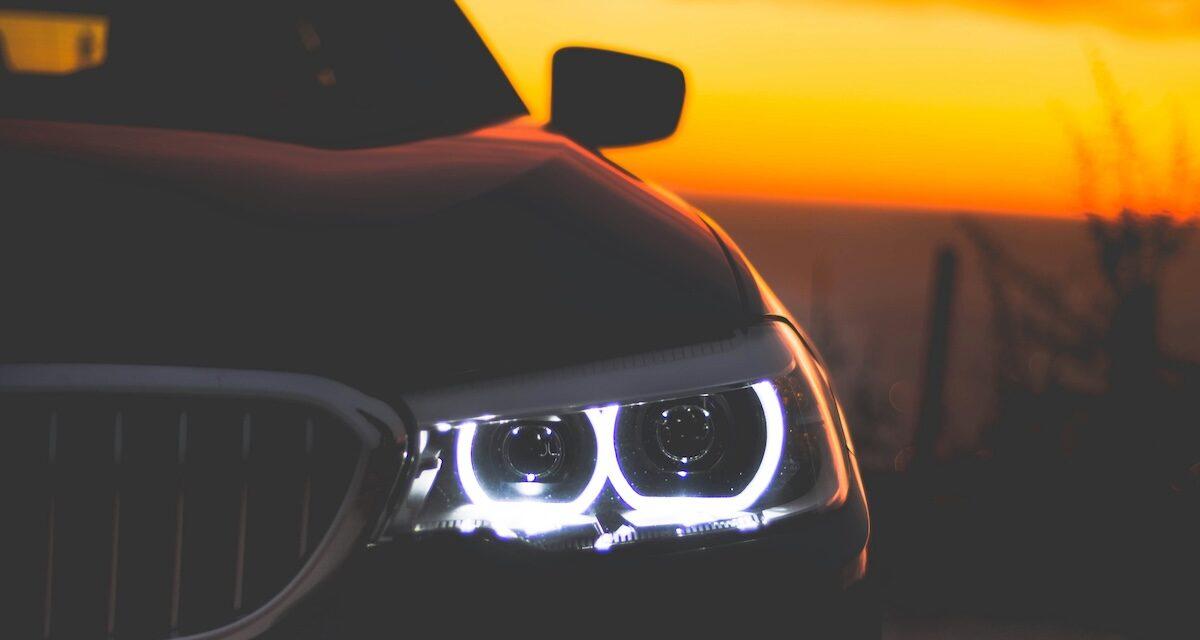 À 15 ans, un ado inexpérimenté vole la BMW de sa mère pour aller à la piscine... il percute 4 voitures