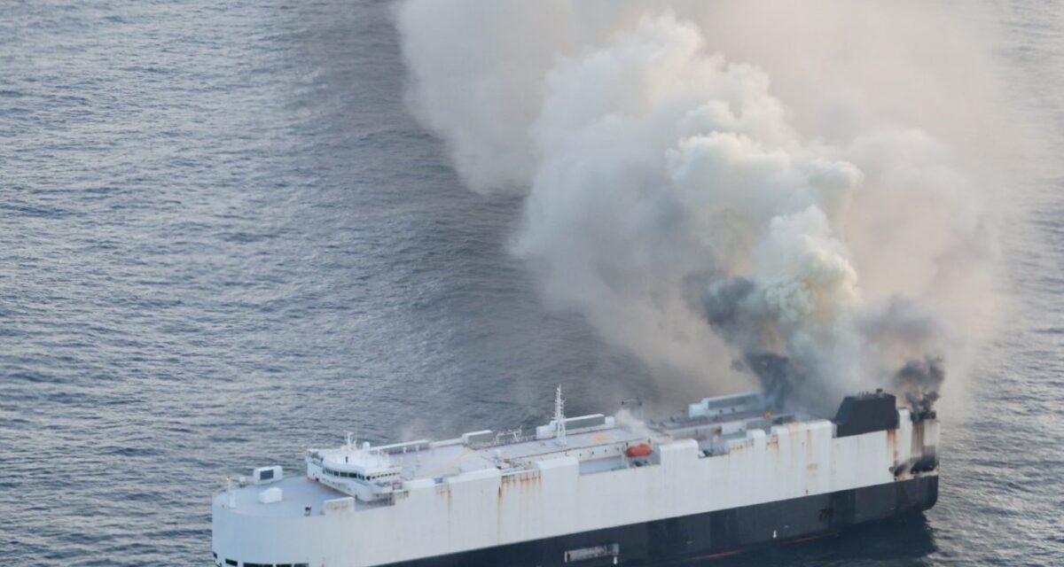 Incendie au large : les flammes dévorent un cargo transportant 3 000 véhicules