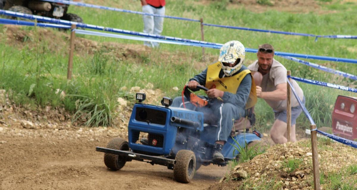 Une course pas comme les autres, les tracteurs tondeuses font le show