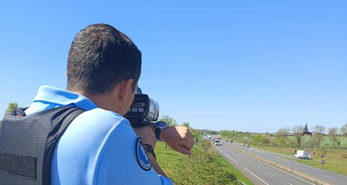 Il perd son permis et sa Peugeot 107, son amie vient l'aider... les gendarmes immobilisent, dans la foulée, sa voiture aussi !