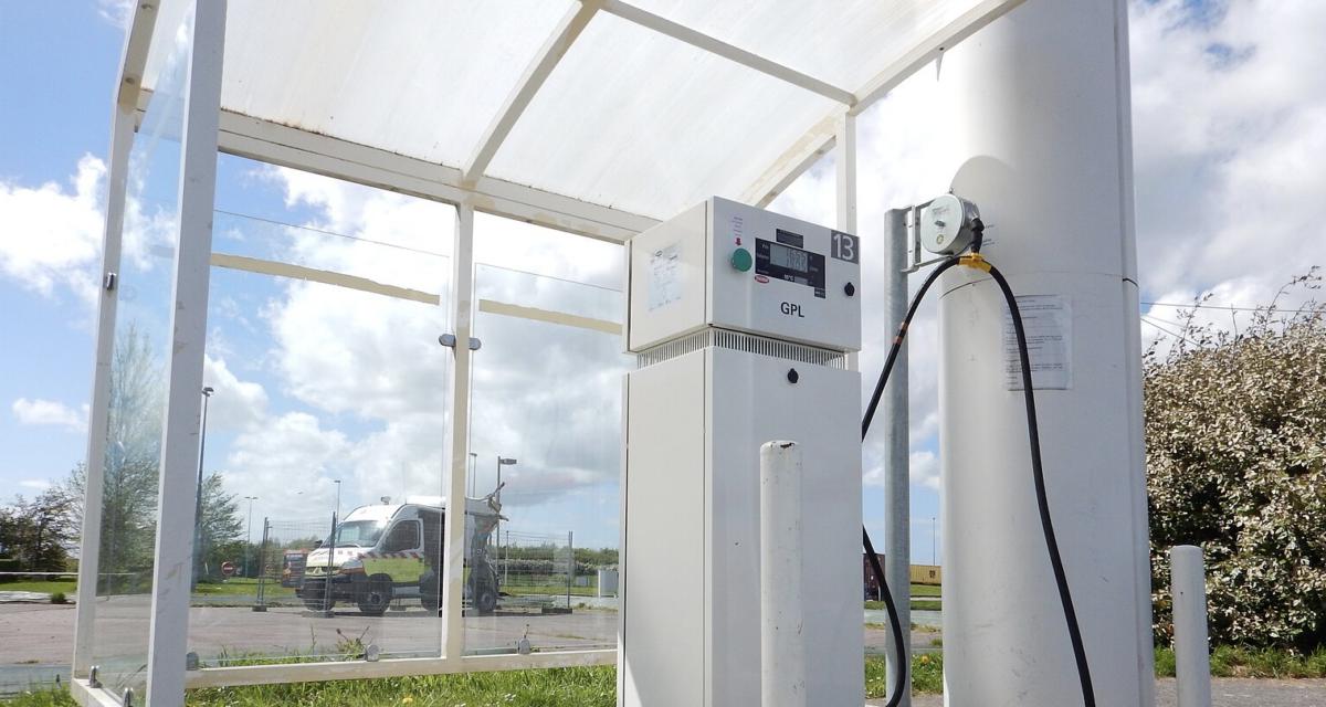 Elle oublie le pistolet GPL à la pompe et repart avec : la station reste à sec
