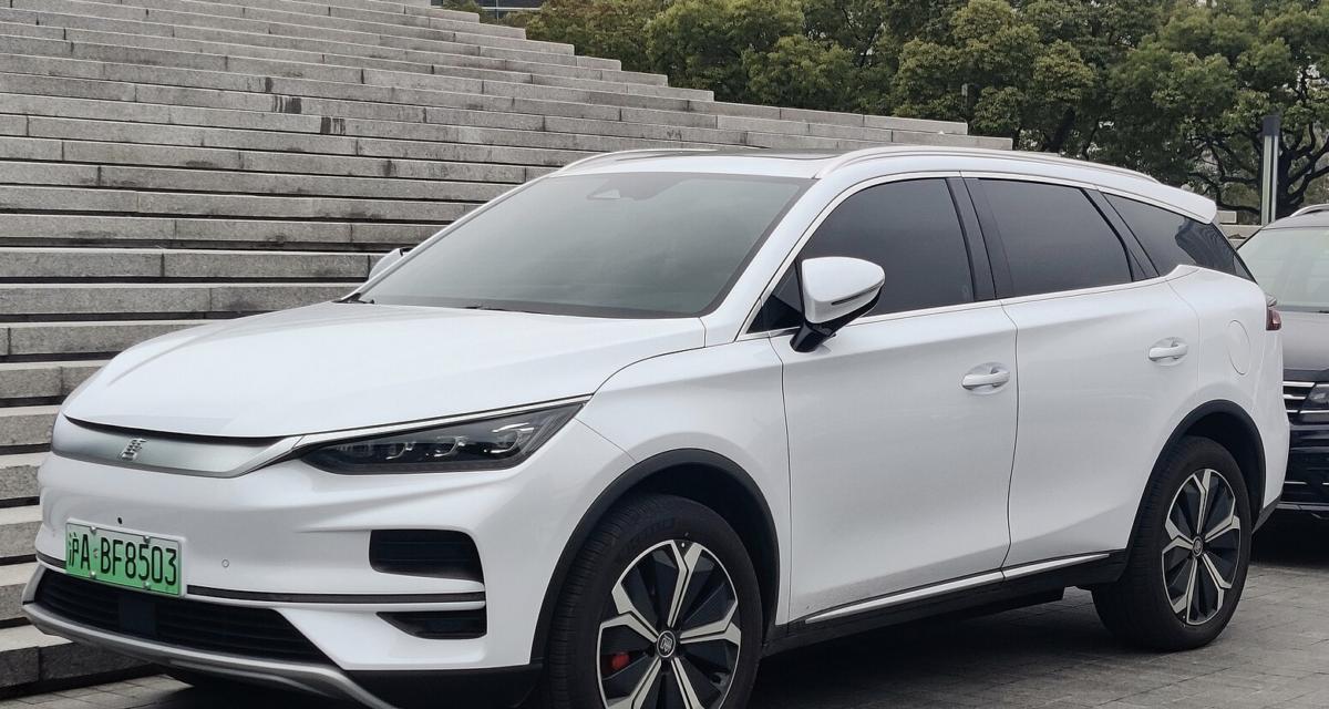 Suite à leur qualification en Coupe du Monde, les joueurs d'une équipe nationale reçoivent une voiture électrique BYD.