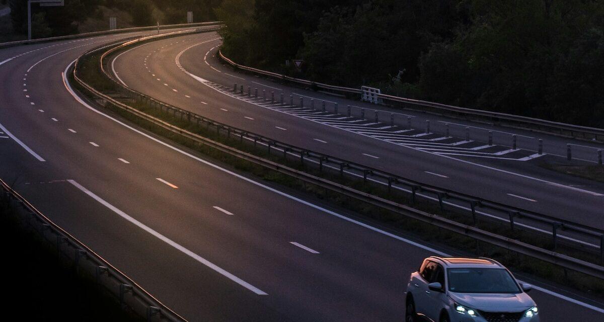 Il n'a pas supporté d'être doublé sur la route : un automobiliste sort une arme et tire sur un père et ses enfants après un dépassement