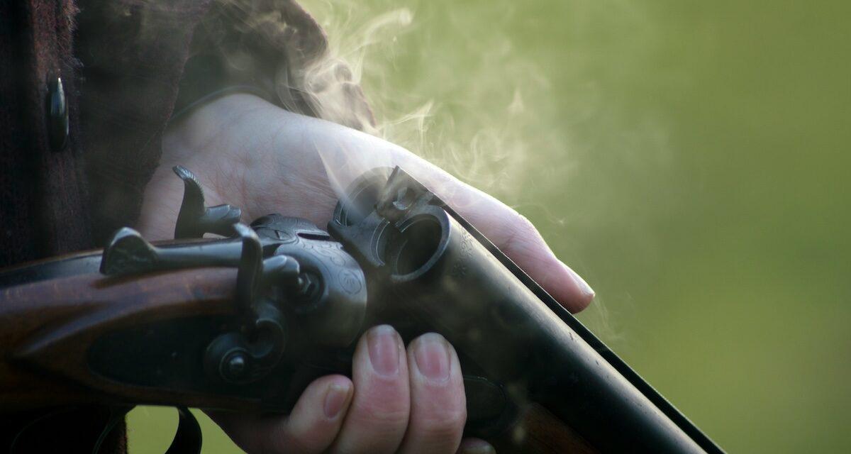 Course-poursuite inédite : il pourchasse son ancien voisin en voiture et lui tire dessus au fusil à canon scié