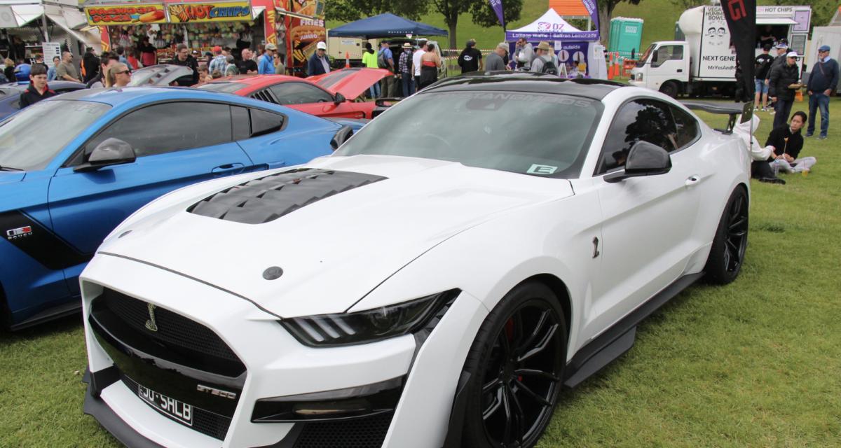 Une Mustang GT500 quitte un meeting... et perd son train arrière