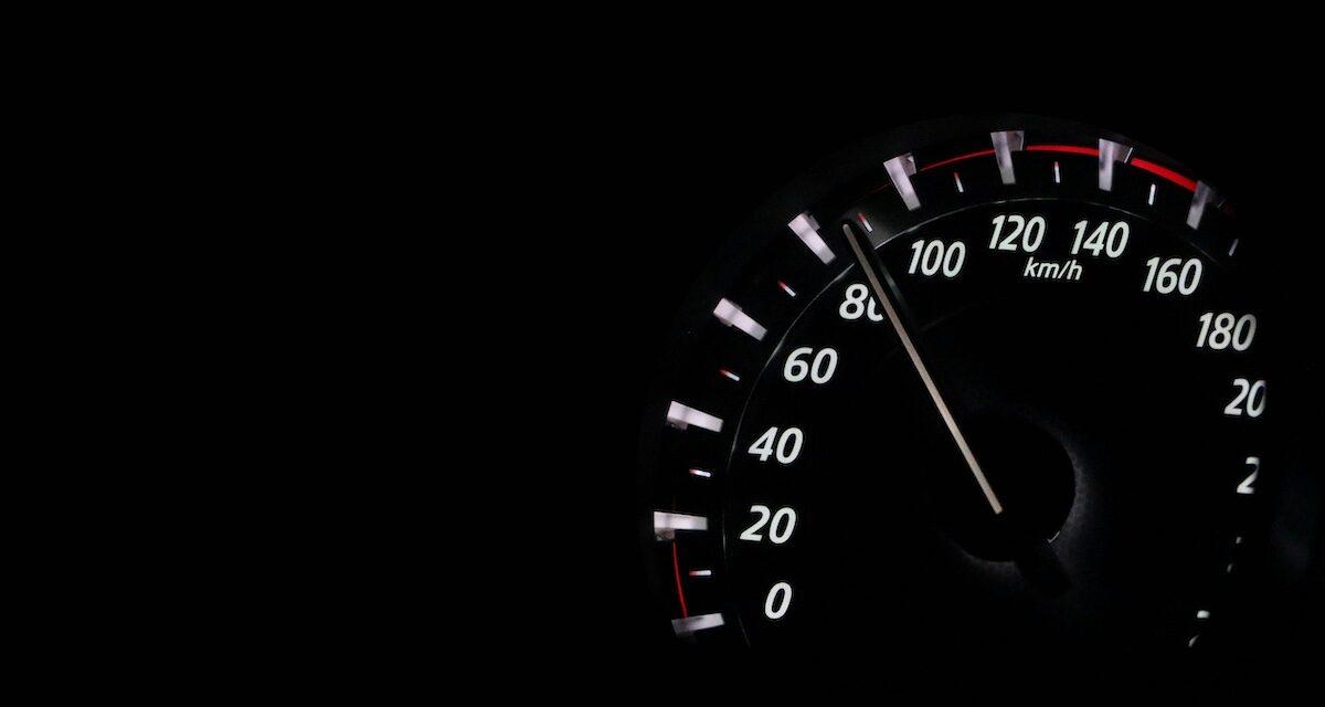 À peine le permis en poche, il file déjà à 163 km/h : un jeune chauffard de 17 ans arrêté