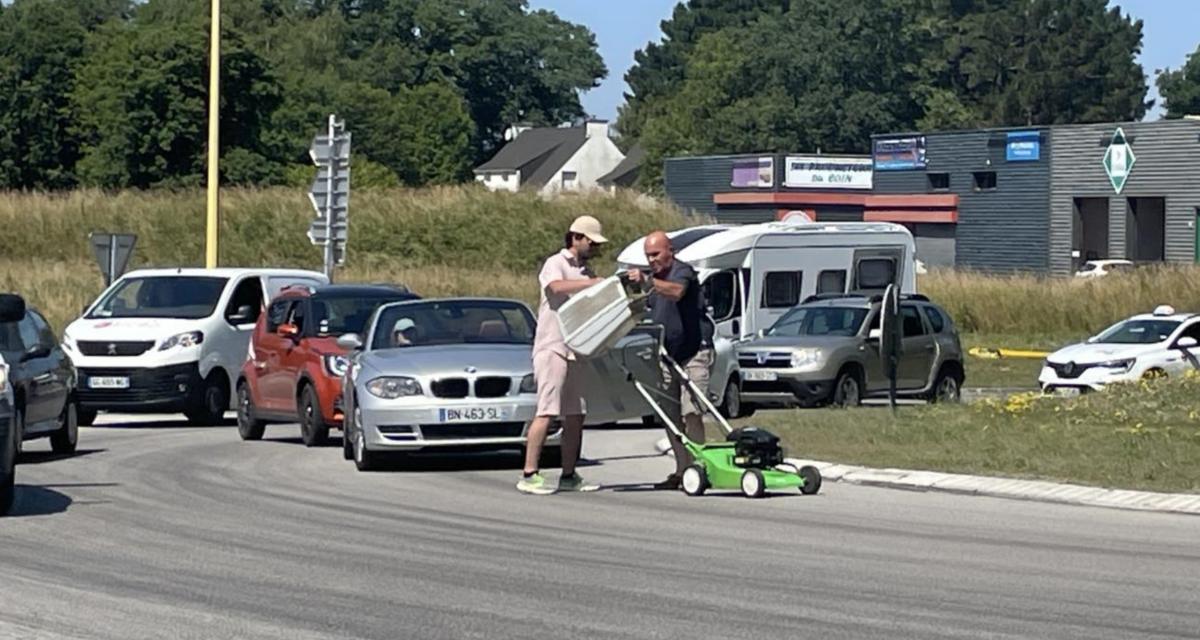 Dans un giratoire, une voiture percute... une tondeuse à gazon