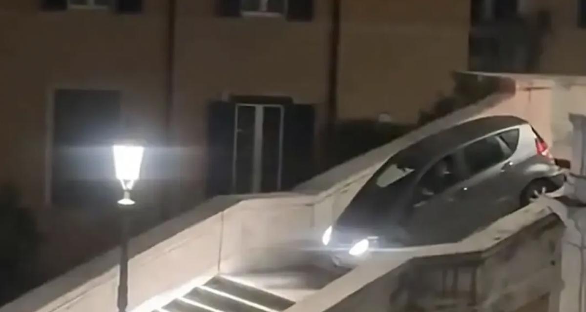 Il tente de descendre les célèbres marches de la Trinité-des-Monts (Rome)... en Mercedes