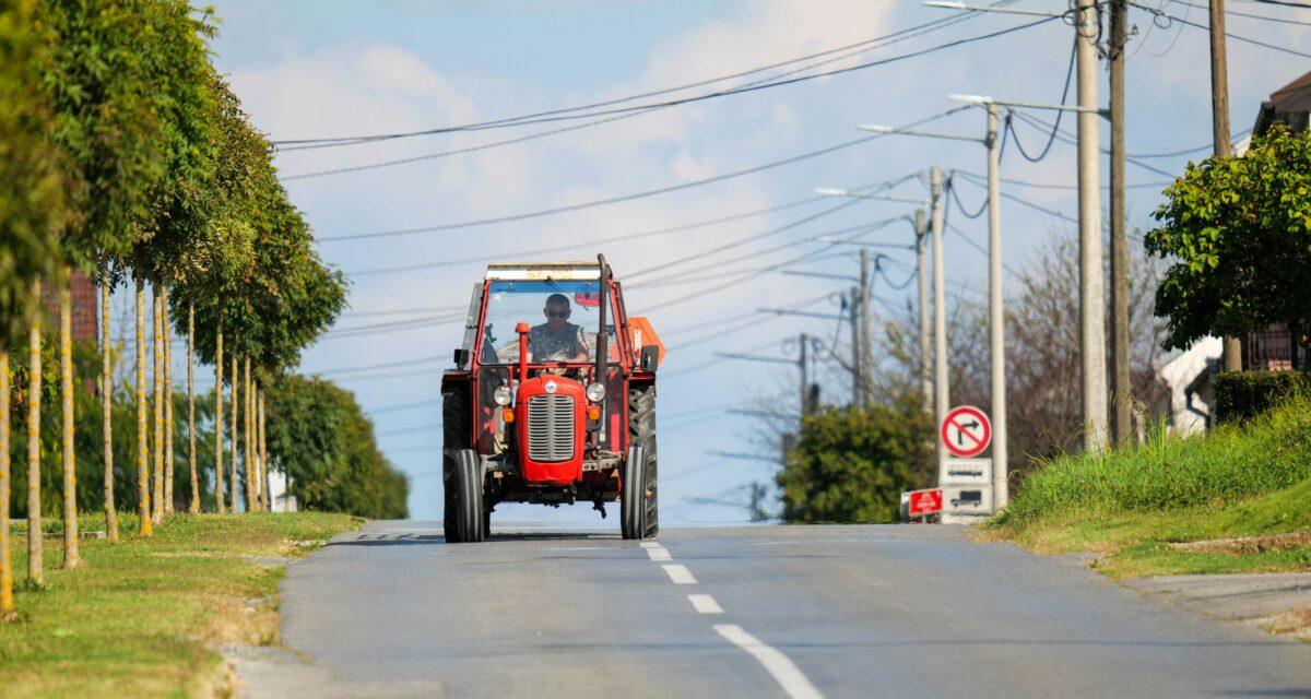 Un homme de 68 ans projeté hors de son tracteur après une collision à pleine vitesse