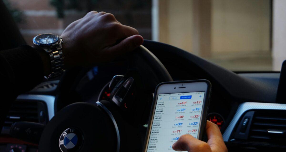 À 58 ans, il provoque un crash frontal en regardant son portable au volant