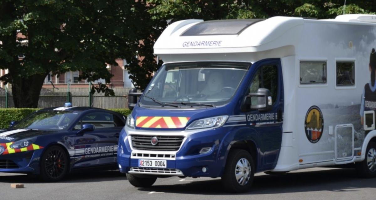 Ils échangent de place en conduisant... et finissent encastrés dans une voiture en stationnement