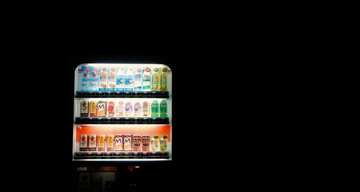 Le braquage d'un distributeur de boissons vire au film d'action : traîné par une voiture, un policier s'accroche au capot et tire à travers le pare-brise