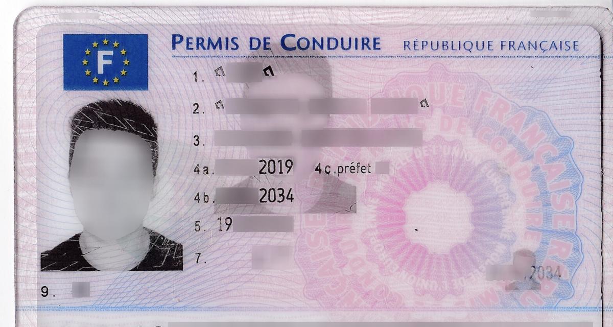Il présente aux policiers le permis de conduire... de son frère