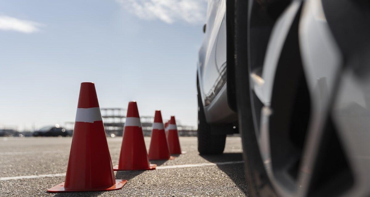 Pour une raison inattendue, un véhicule d'auto-école immobilisé pendant un examen du permis