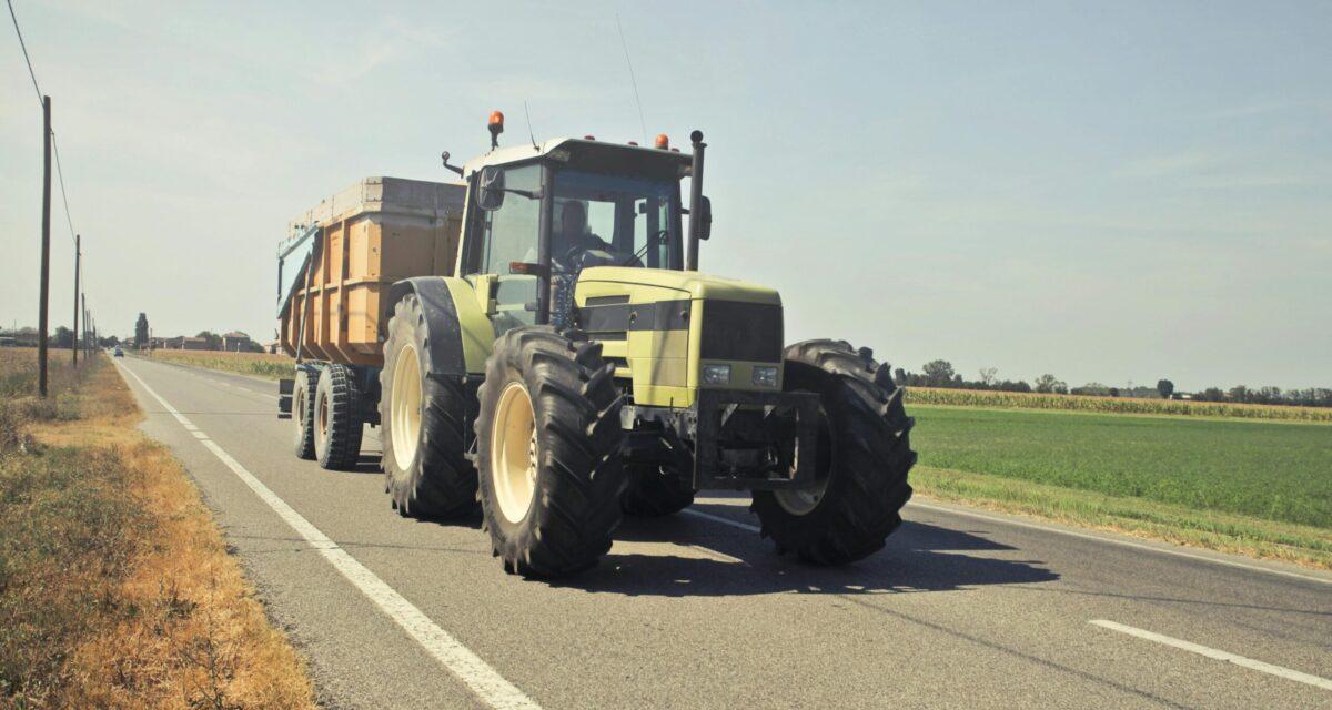 Scène choc : un poids lourd percute un camion de service, la route bloquée