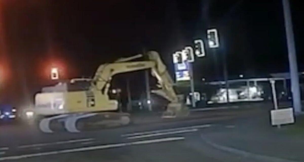 Une pelleteuse en cavale : la police obligée de rouler à 4,8 km/h pendant plus d'une heure (vidéo)