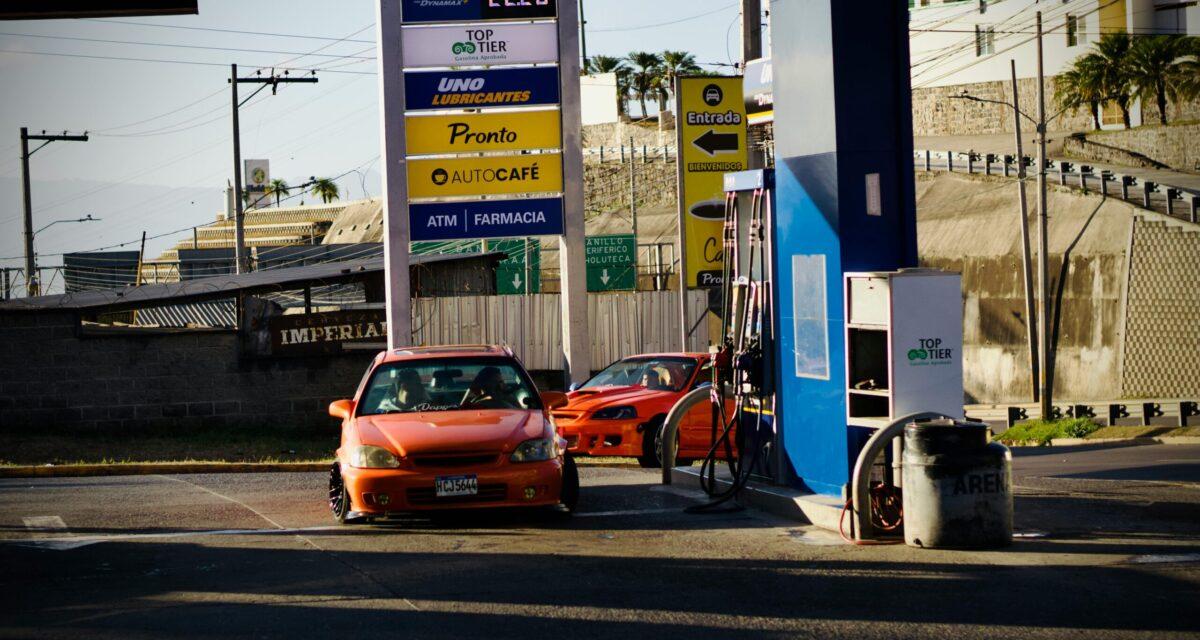 Ils tentent de doubler la queue à la pompe avec leurs Porsches... la file d'attente leur a réservé une mauvaise surprise !