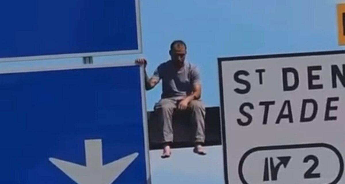 Scène surréaliste sur l'A1 : un individu perché sur une signalisation bloque la circulation à Saint-Denis (vidéo)