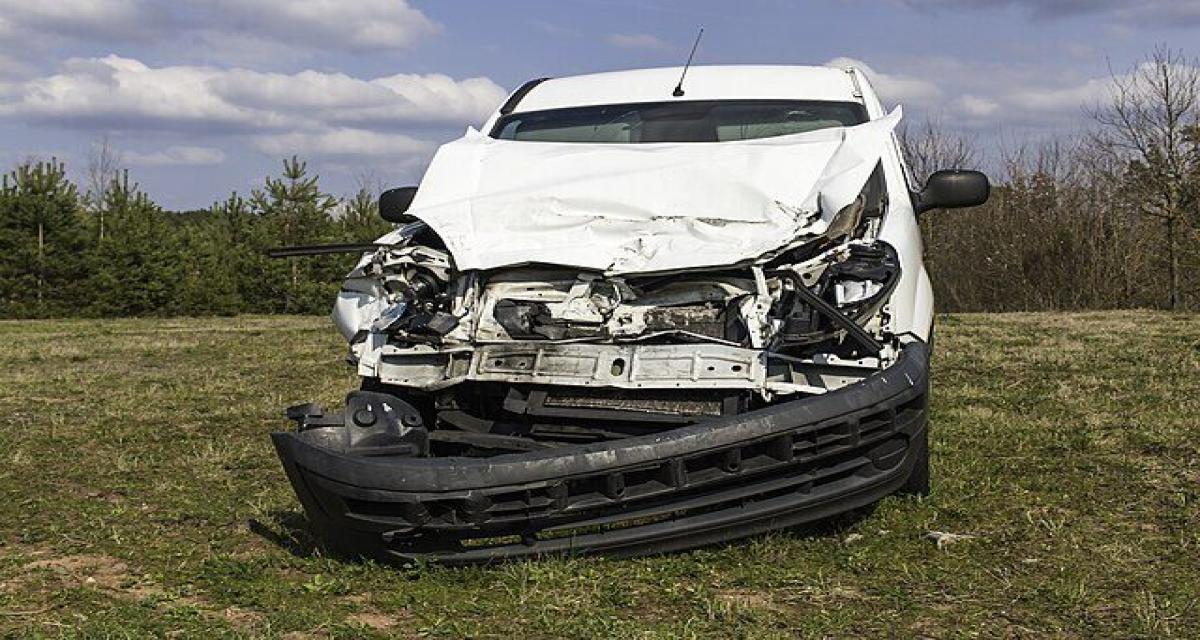 Sa voiture volée dans la nuit, elle la retrouve accidentée à quelques mètres de chez elle