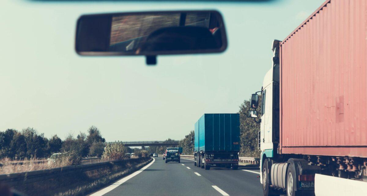 Il s'endort au volant et percute un véhicule d'entretien, son camion part en fumée