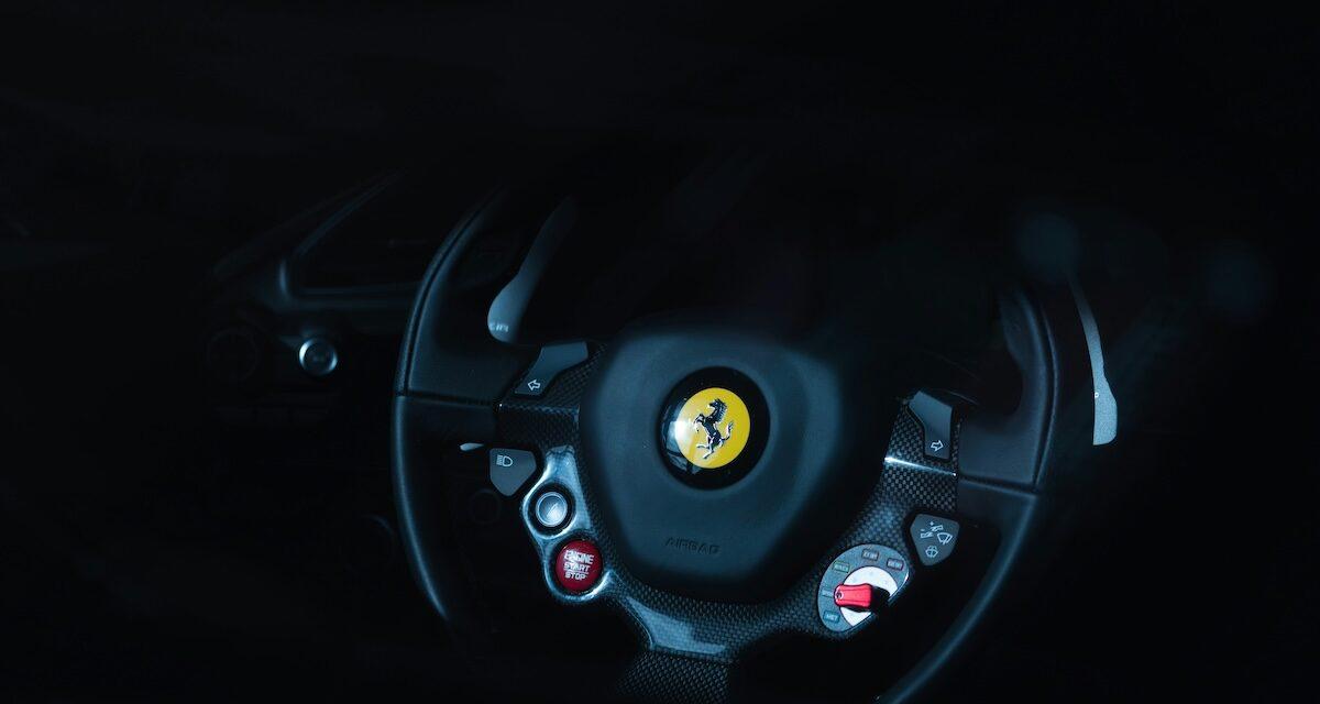 Il pousse la Ferrari de sa maman à 247 km/h sur l'A7 : permis envolé, bolide saisi