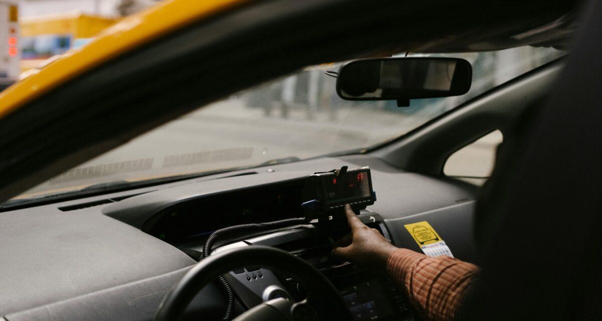 Une conductrice de taxi facture des courses fictives à 2,3 millions d'euros et finit en prison