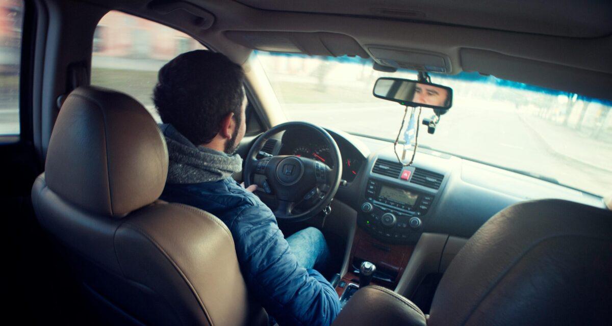 Conduire une voiture sans les mains : ce pays d'Europe donne le feu vert