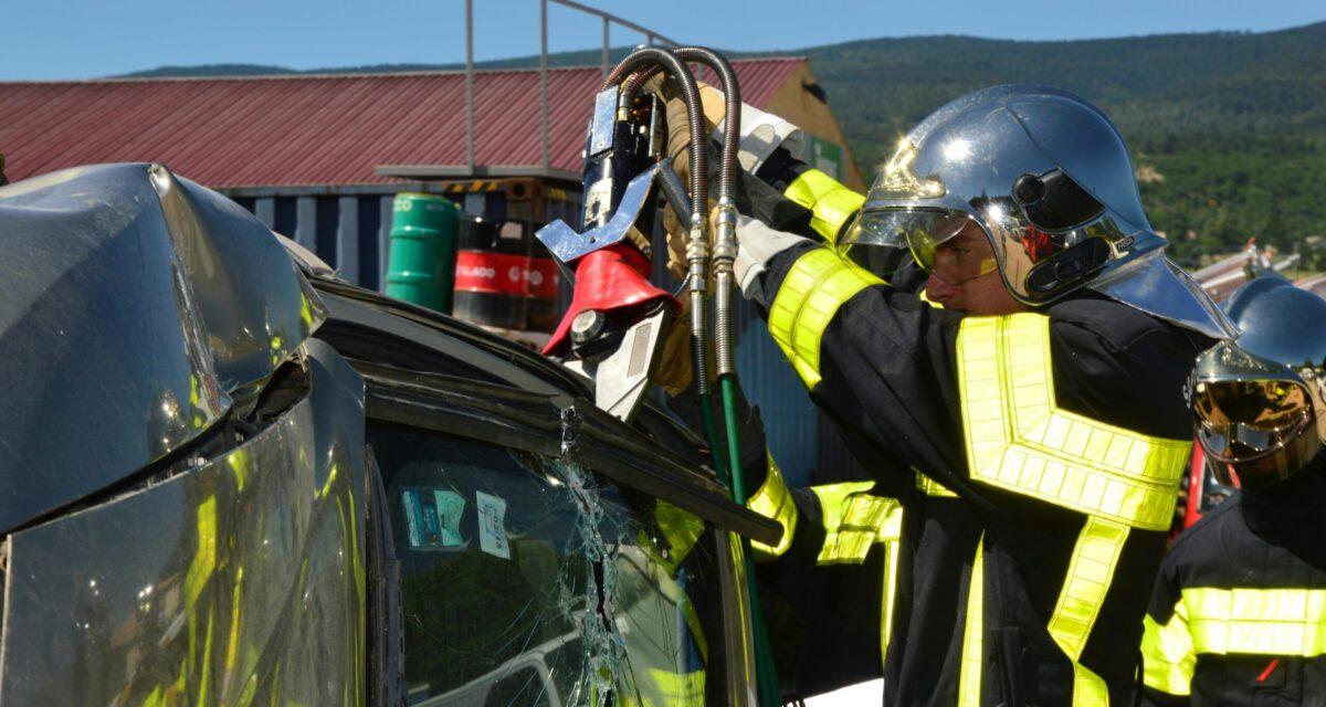 Il perd le contrôle, sa voiture finit sur le toit après un rond-point
